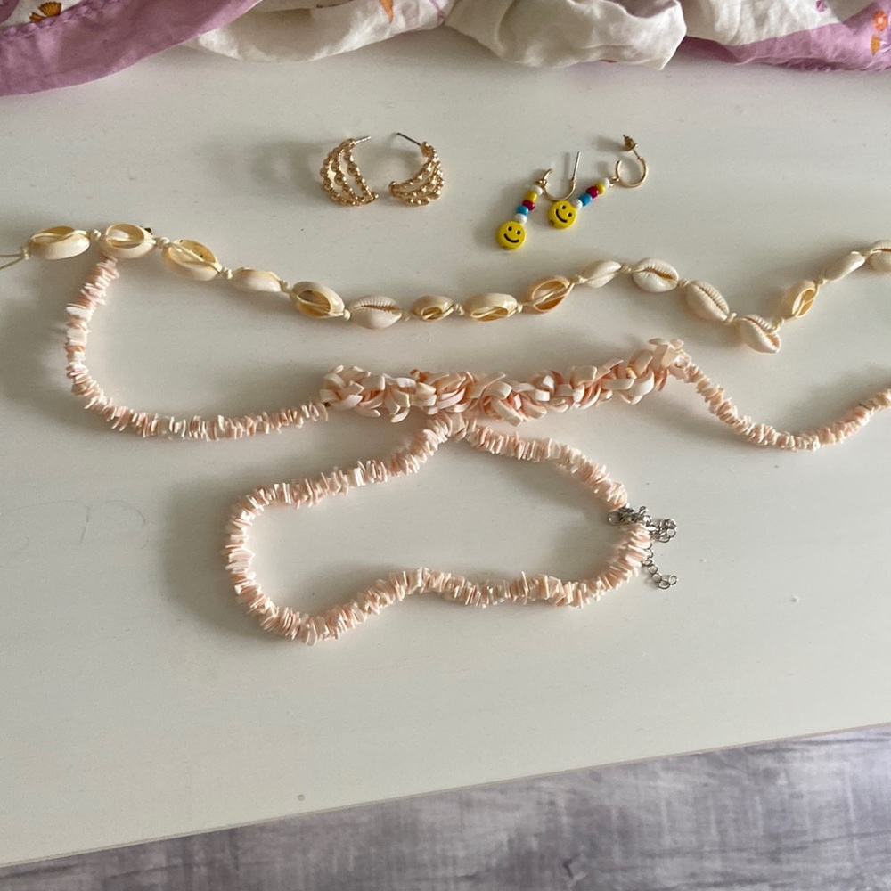 vsco bundle includes 3!necklaces and two earrings